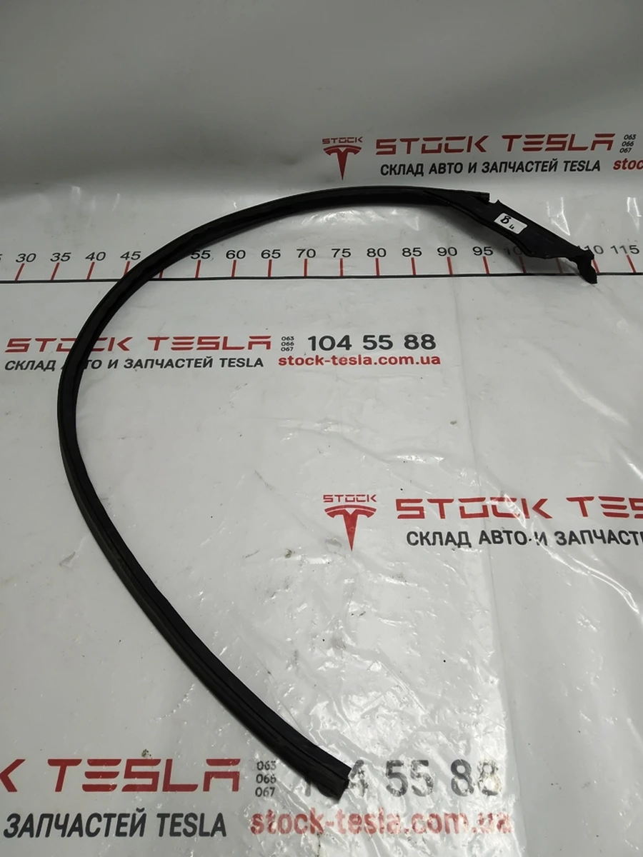1 Ущільнювач двері передньої верхній лівий Tesla model X 1032147-00-C