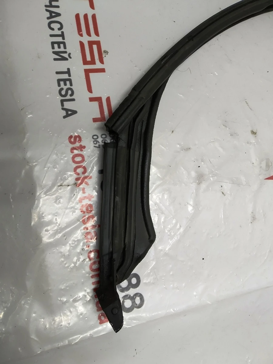 1 Ущільнювач двері передньої верхній лівий Tesla model X 1032147-00-C