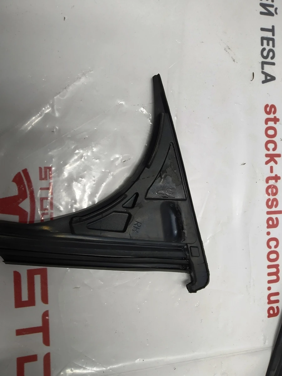 4 Ущільнювач стійки В (камера) права сторона Tesla model X 1032152-00-D