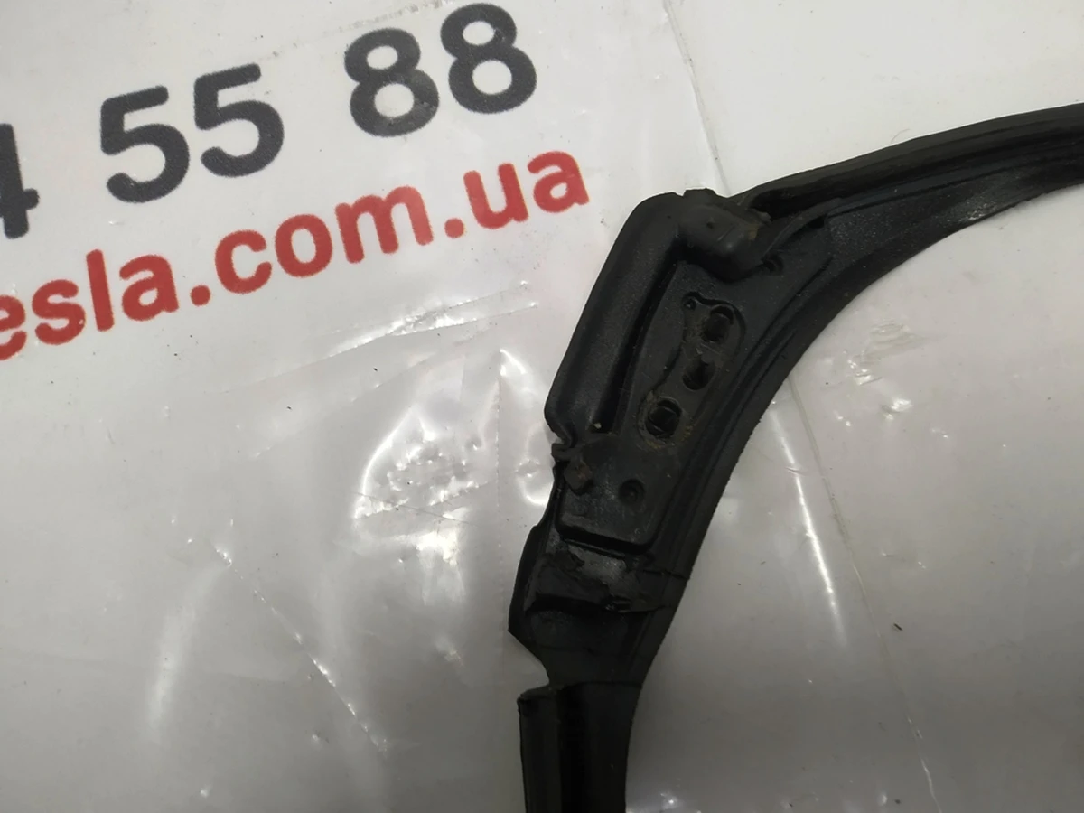 4 Ущільнювач стійки В (камера) права сторона Tesla model X 1032152-00-D
