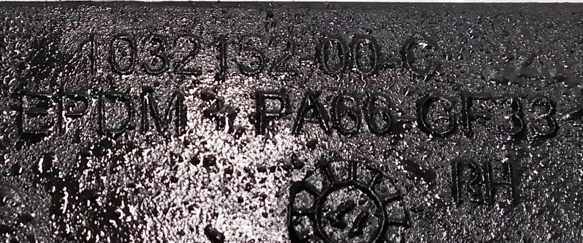 4 Ущільнювач стійки В (камера) права сторона Tesla model X 1032152-00-D