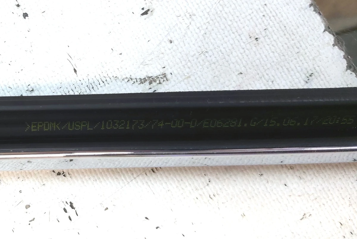 1 OUTER BELT SEAL ASS'Y,LH FR with damage Tesla model X 1032165-88-D