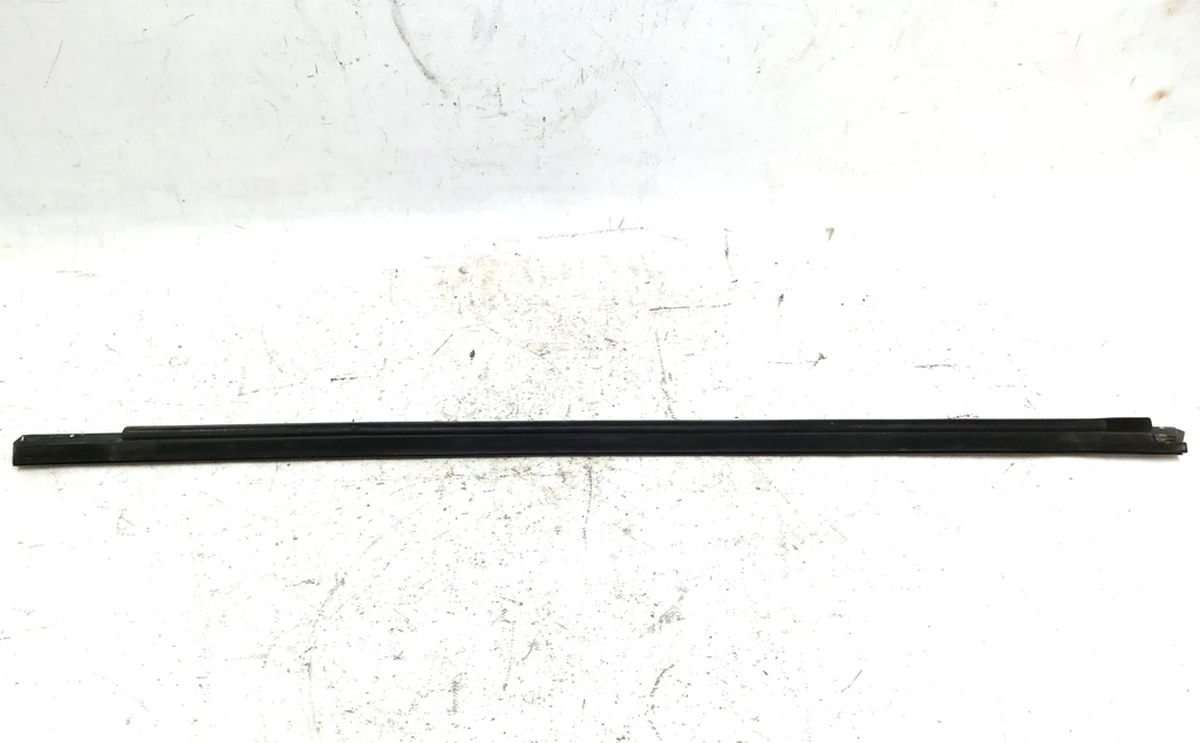 1 OUTER BELT SEAL ASS'Y,RH FR with damage Tesla model X 1032166-88-D