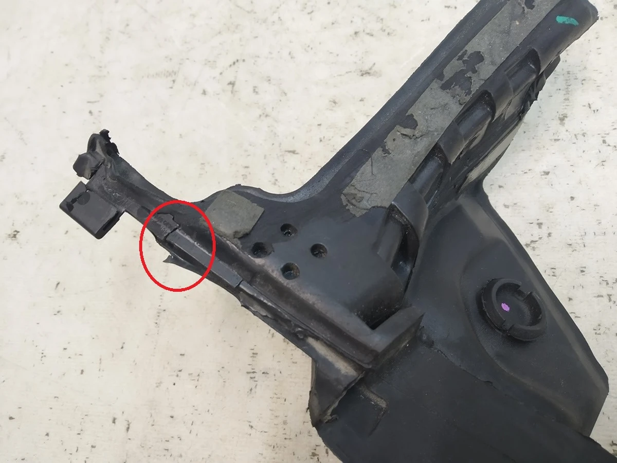 2 Inner belt seal front left hand assembly (damaged) Tesla Model X 1472044-00-A