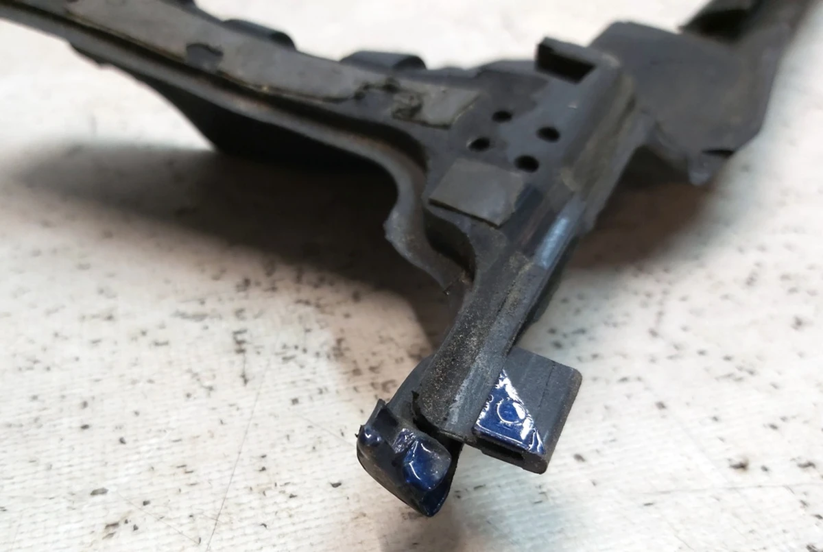 2 Ущільнювач верхній дверей передніх лівих Tesla Model X 1472044-00-A