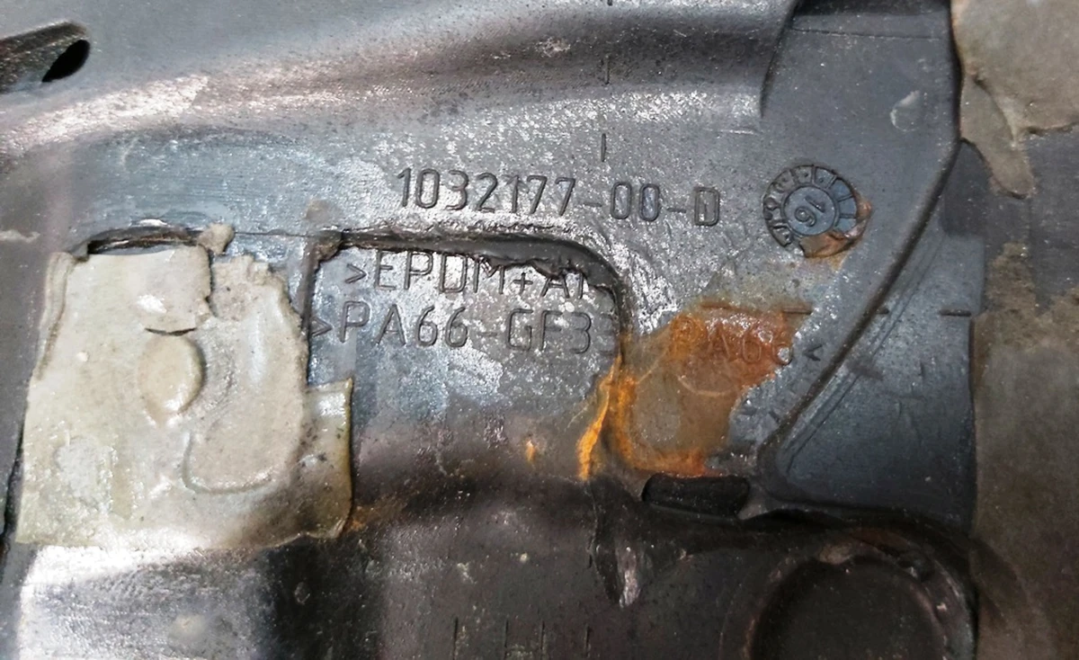 2 Ущільнювач верхній дверей передніх лівих Tesla Model X 1472044-00-A