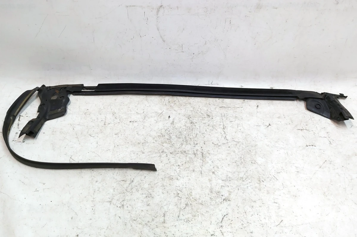 2 Ущільнювач верхній дверей передніх лівих Tesla Model X 1472044-00-A