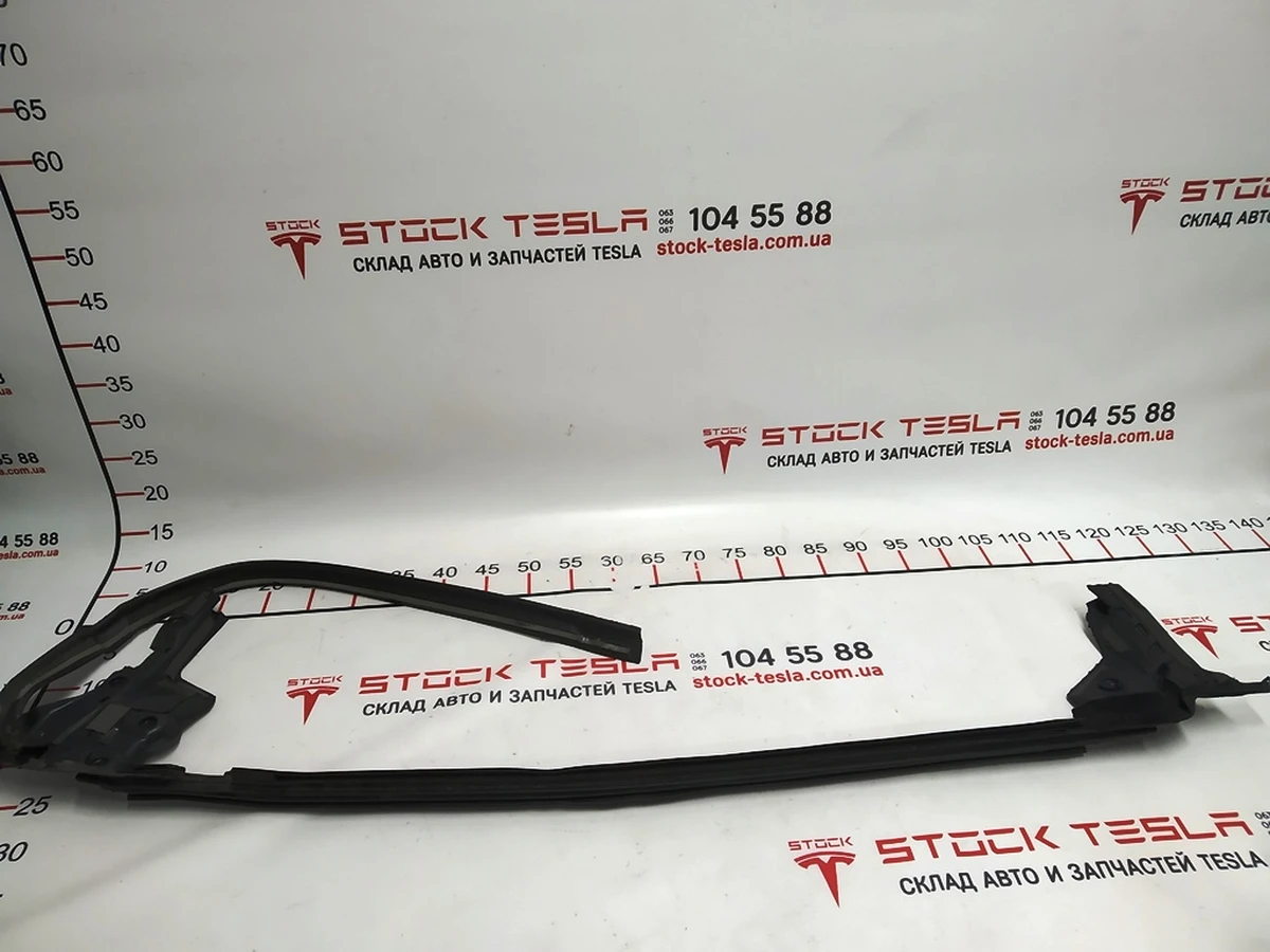 2 Ущільнювач верхній двері передньої правої Tesla model X 1472045-00-A