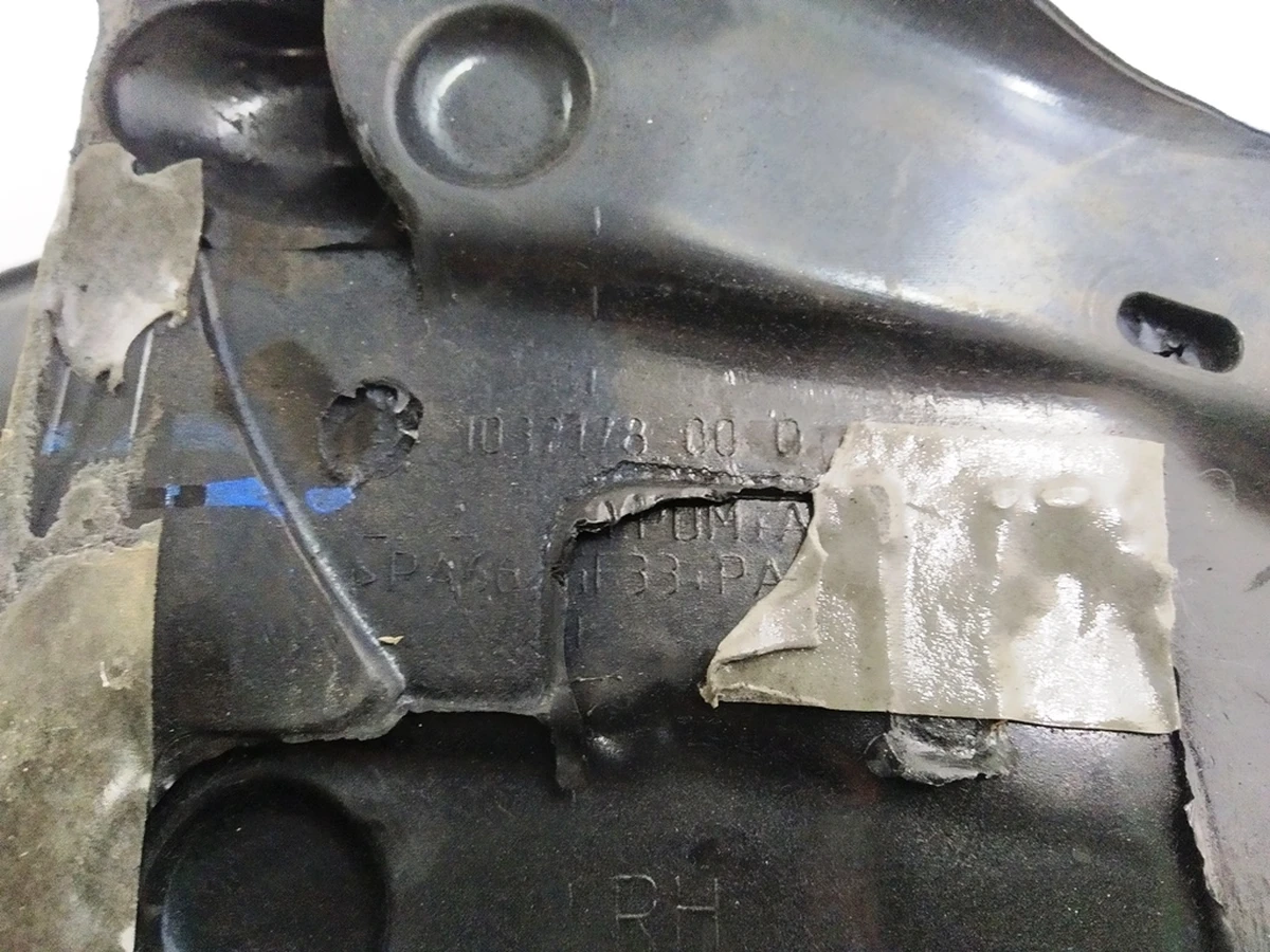 2 Ущільнювач верхній двері передньої правої Tesla model X 1472045-00-A