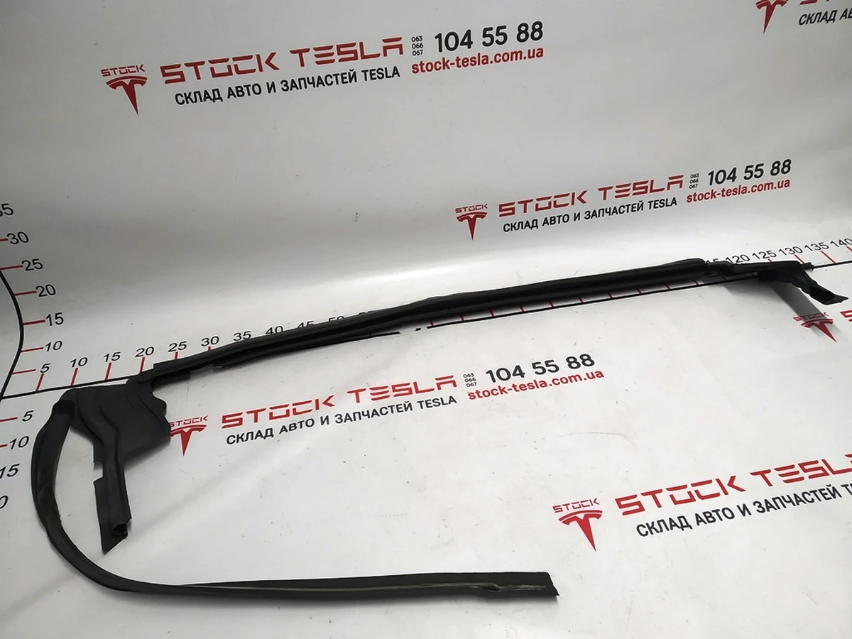 2 Ущільнювач верхній двері передньої правої Tesla model X 1472045-00-A