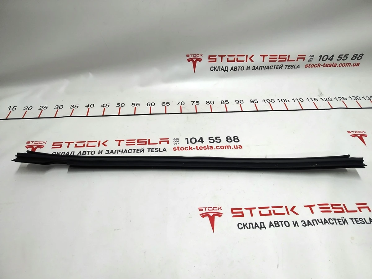 15 Ущільнювач скла внутрішній двері задньої правої Tesla model X 1483694-00-A