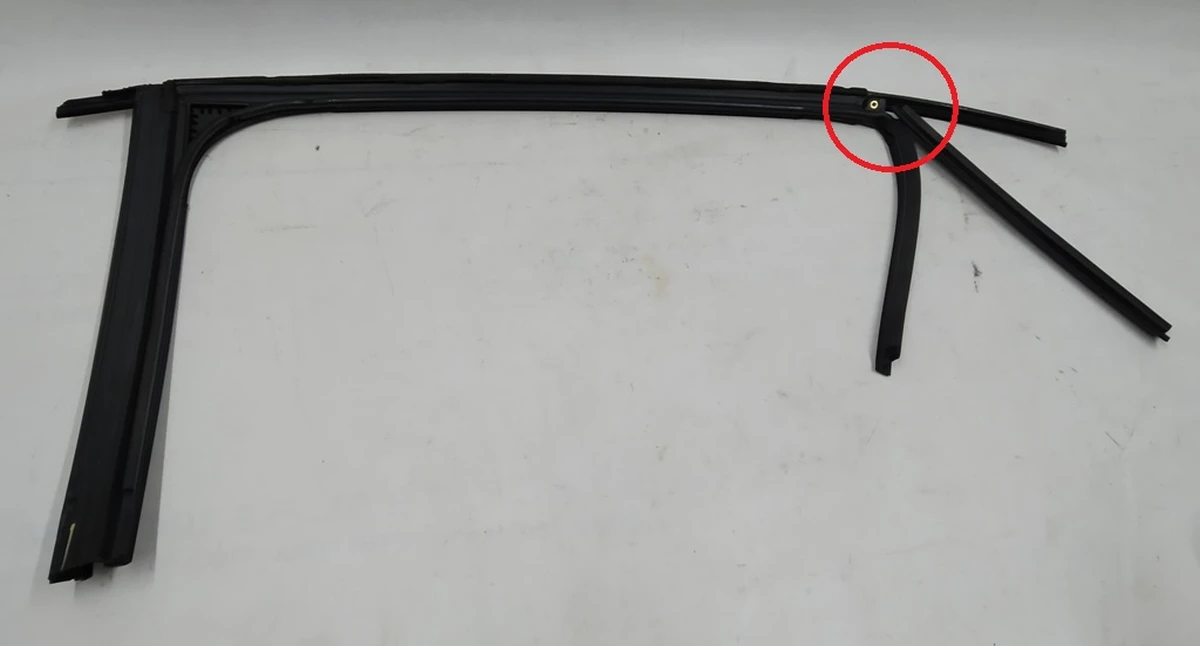 21 Sealing glass and window vents rear right door (torn at the seam) Tesla model X 1032278-00-E