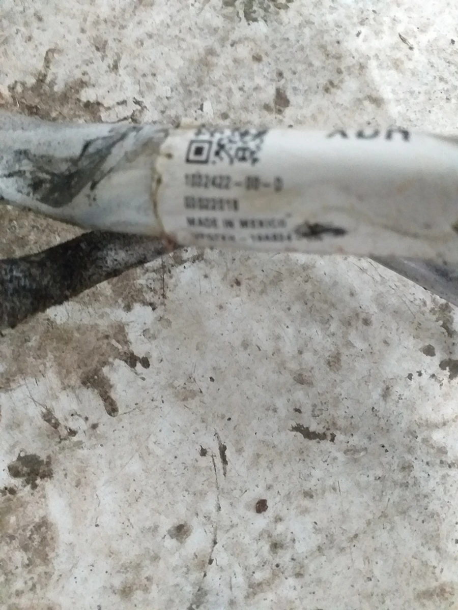 6 Трубопровід кондиціонера (на правому порозі) пошкоджений Tesla model X 1032422-00-D