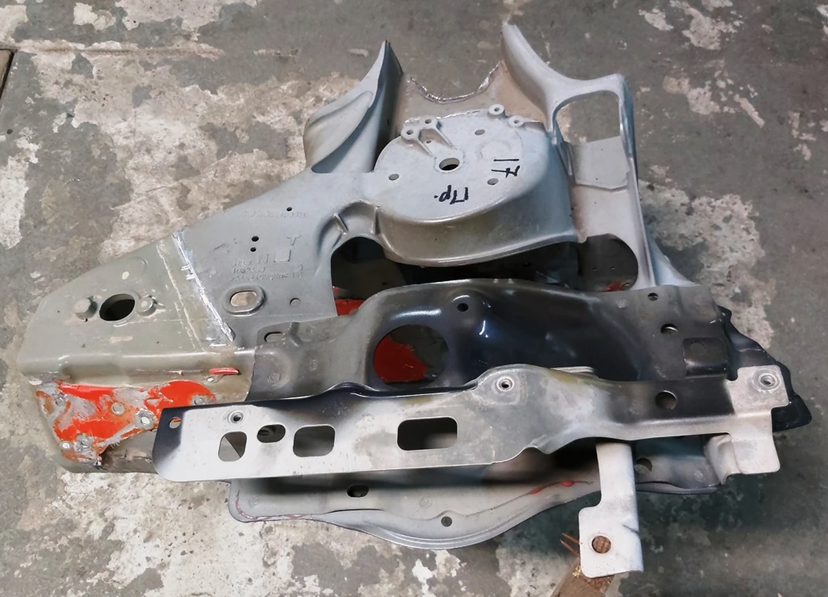 3 Quarter front right glass with wing shelf and spar socket Tesla model X 1069416-S0-A