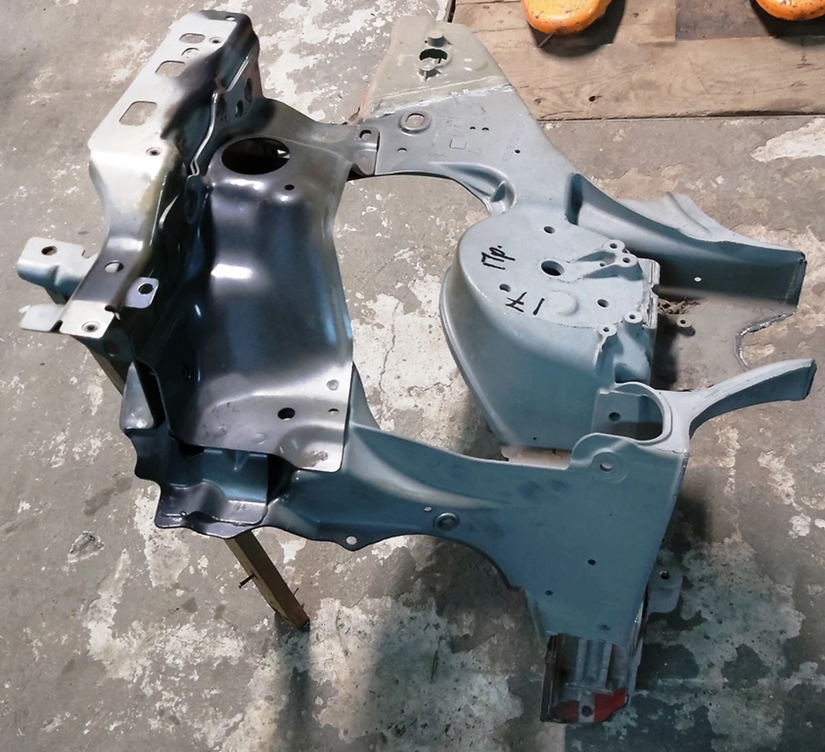 3 Quarter front right glass with wing shelf and spar socket Tesla model X 1069416-S0-A