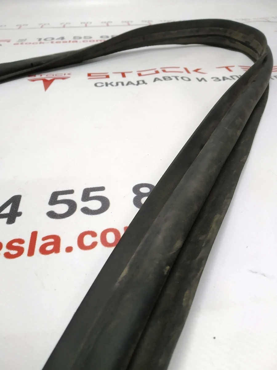 5 Ущільнювач дверного отвору заднього лівого (вузький) Tesla model X 1032469-75-C