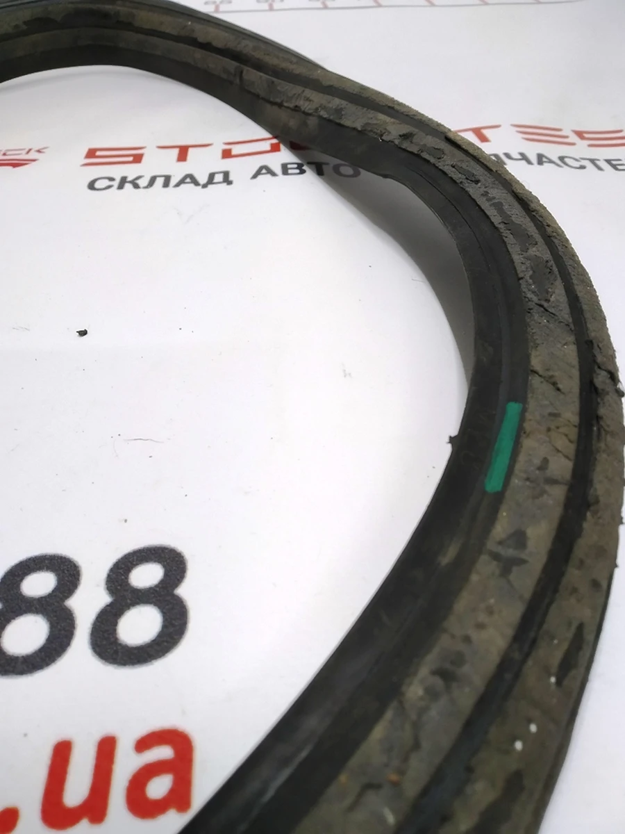 5 Ущільнювач дверного отвору заднього правого (вузький) Tesla model X 1032470-75-C