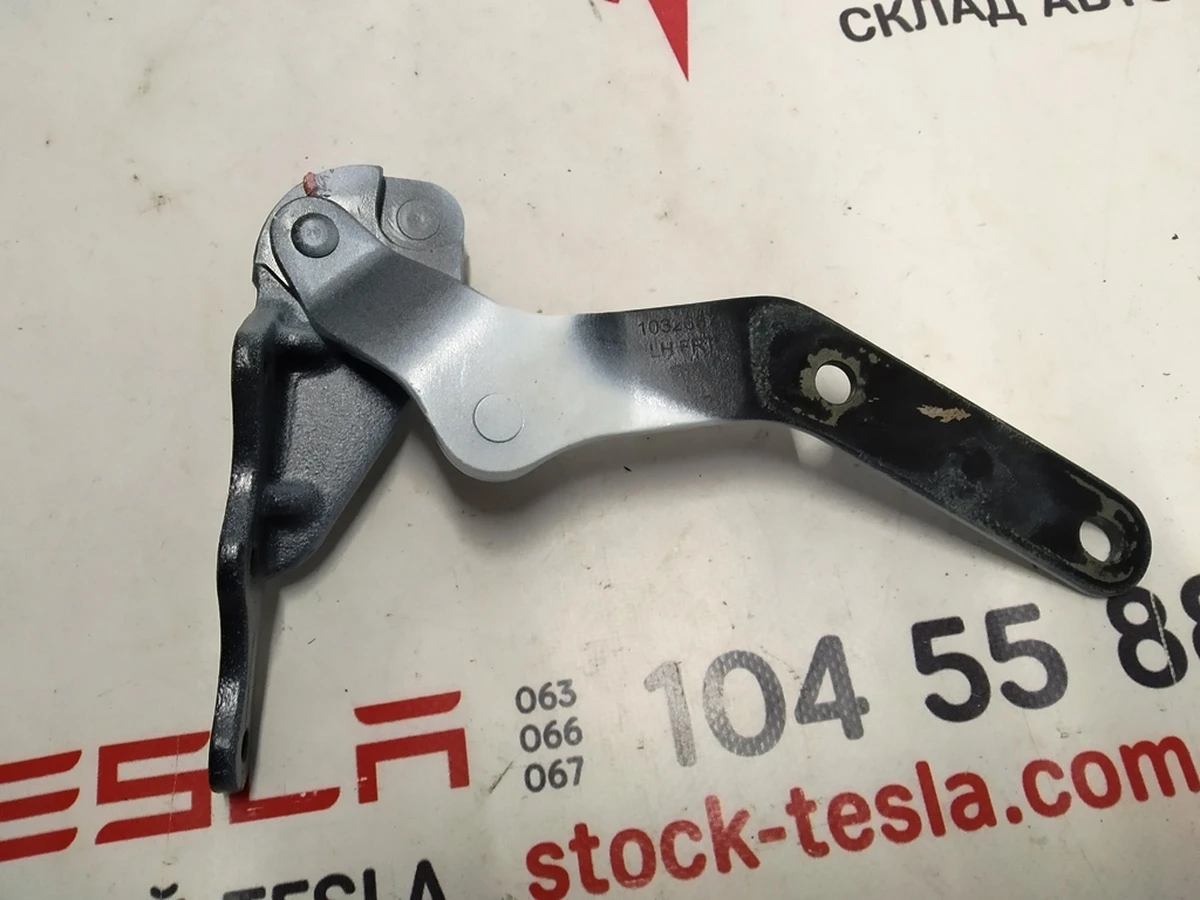 16 Петля вторинна (міжсекційна) передня дверей задніх лівих Tesla Model X 1032667-00-L