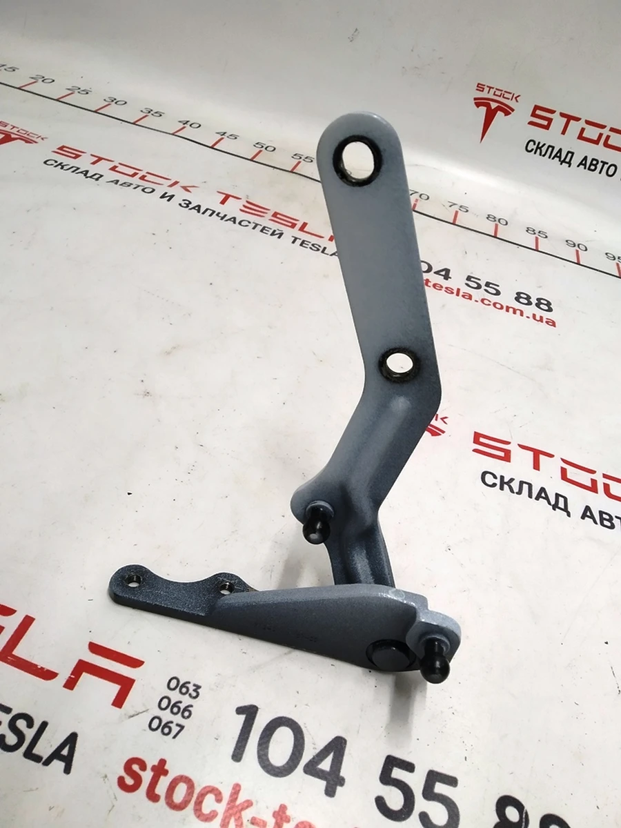 16 Петля вторинна (міжсекційна) передня дверей задніх лівих Tesla Model X 1032667-00-L