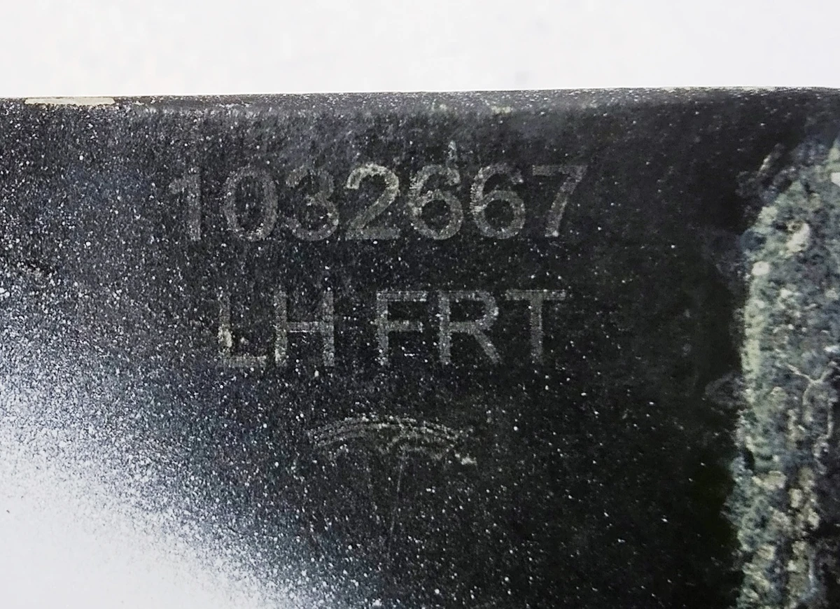 16 Петля вторинна (міжсекційна) передня дверей задніх лівих Tesla Model X 1032667-00-L