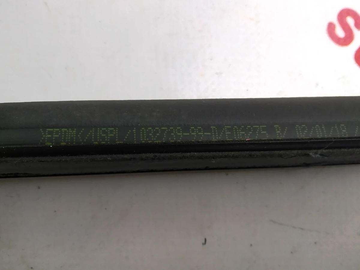 3 Lower door seal, front left/right Tesla model X 1032739-00-C