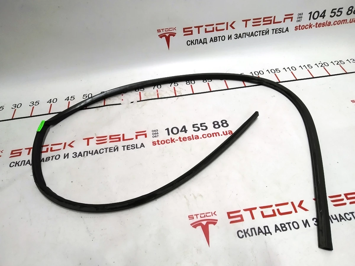 3 Lower door seal, front left/right Tesla model X 1032739-00-C