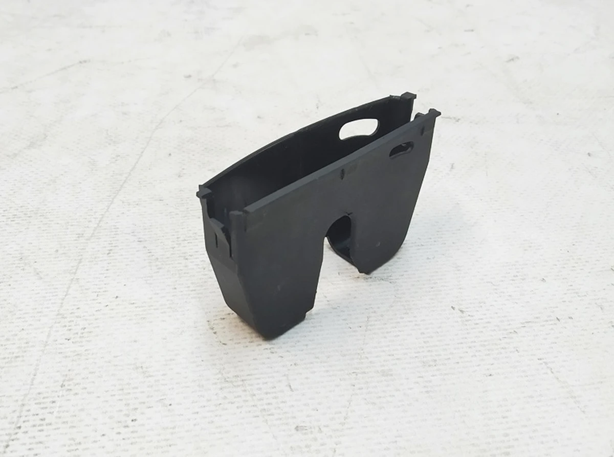 3 Накладка декоративная защелки замка дверей задних правых Tesla model X 1034481-00-K