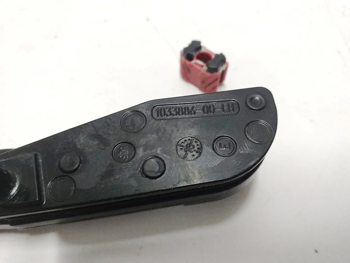 18 Кронштейн-напрямна люка задня ліва Tesla model S REST 1033886-00-E