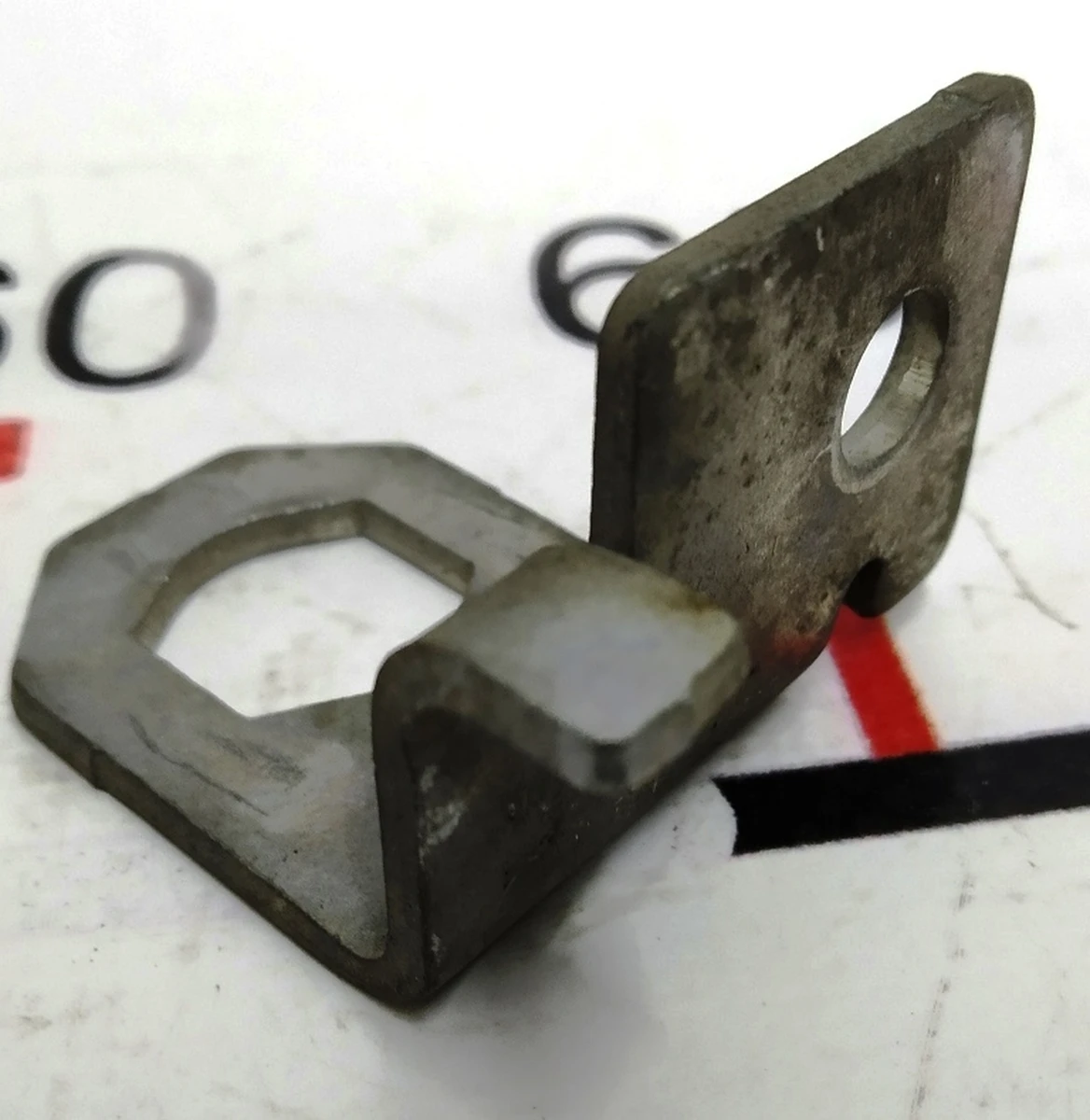 Кронштейн кріплення гальмівного шланга переднього лівого (на лонжероні) RWD Tesla model X S REST