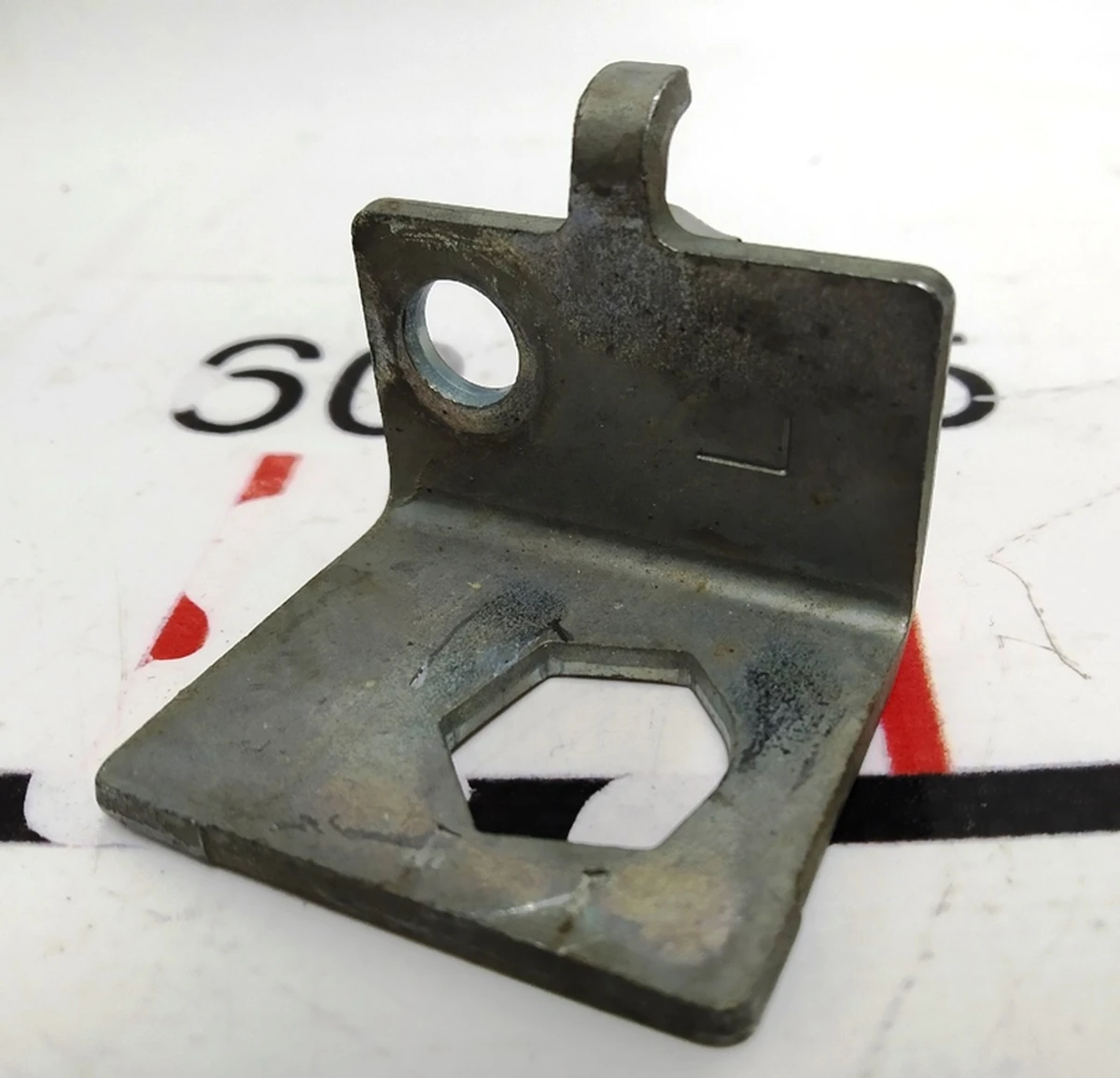 Кронштейн кріплення гальмівного шланга переднього лівого (на лонжероні) RWD Tesla model X S REST