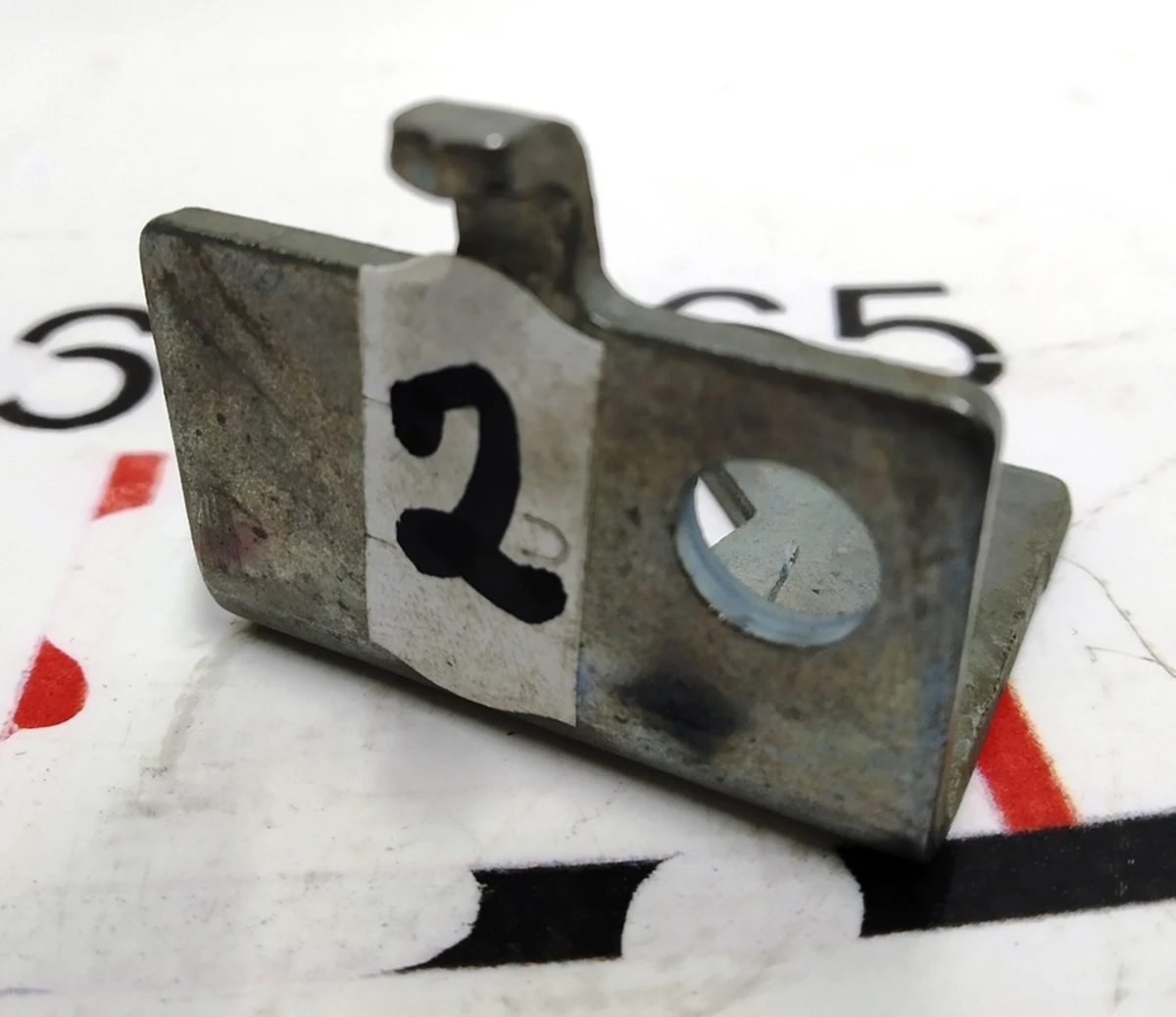 Кронштейн кріплення гальмівного шланга переднього лівого (на лонжероні) RWD Tesla model X S REST