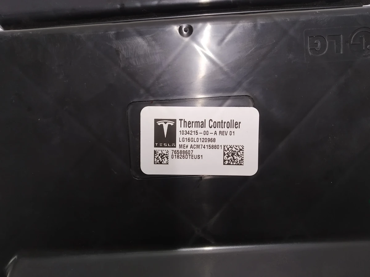 3 Термоконтроллер HVAC с повреждением корпуса Tesla model X, S, REST 1034215-99-A