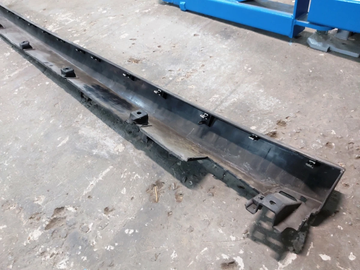 1 Накладка порога права панель рокерна (структурна) з пошкодженнями Tesla model X 1035097-00-D