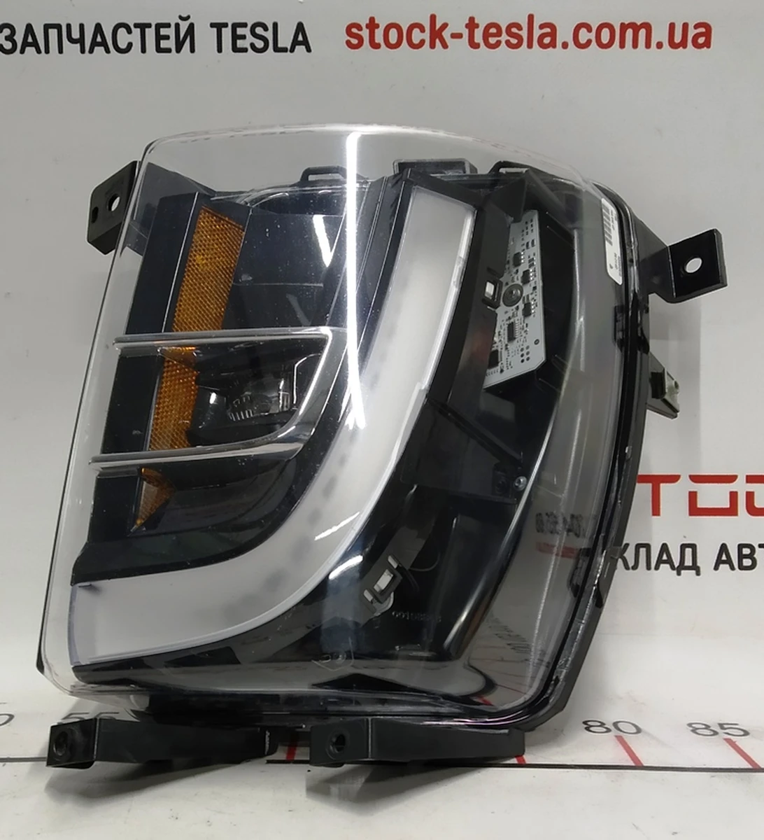 1 Фара противотуманная левая UP-LEVEL Tesla Model X 1034326-00-C