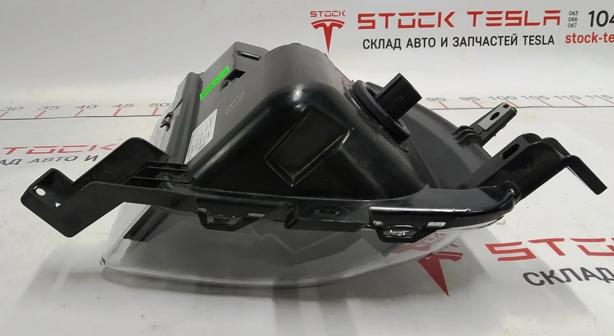 1 Фара протитуманна ліва UP-LEVEL Tesla Model X 1034326-00-C