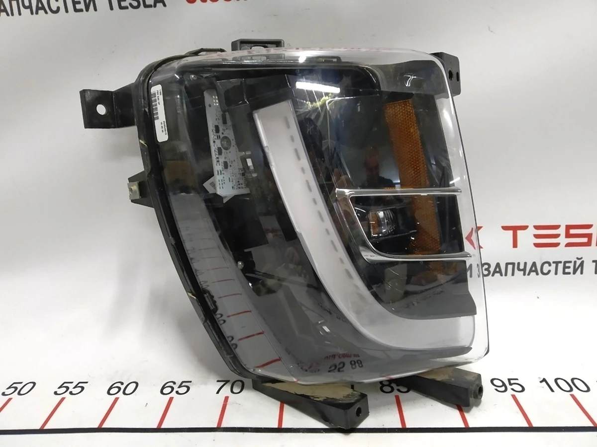 2 Фара противотуманная правая UP-LEVEL Tesla model X 1034327-00-C