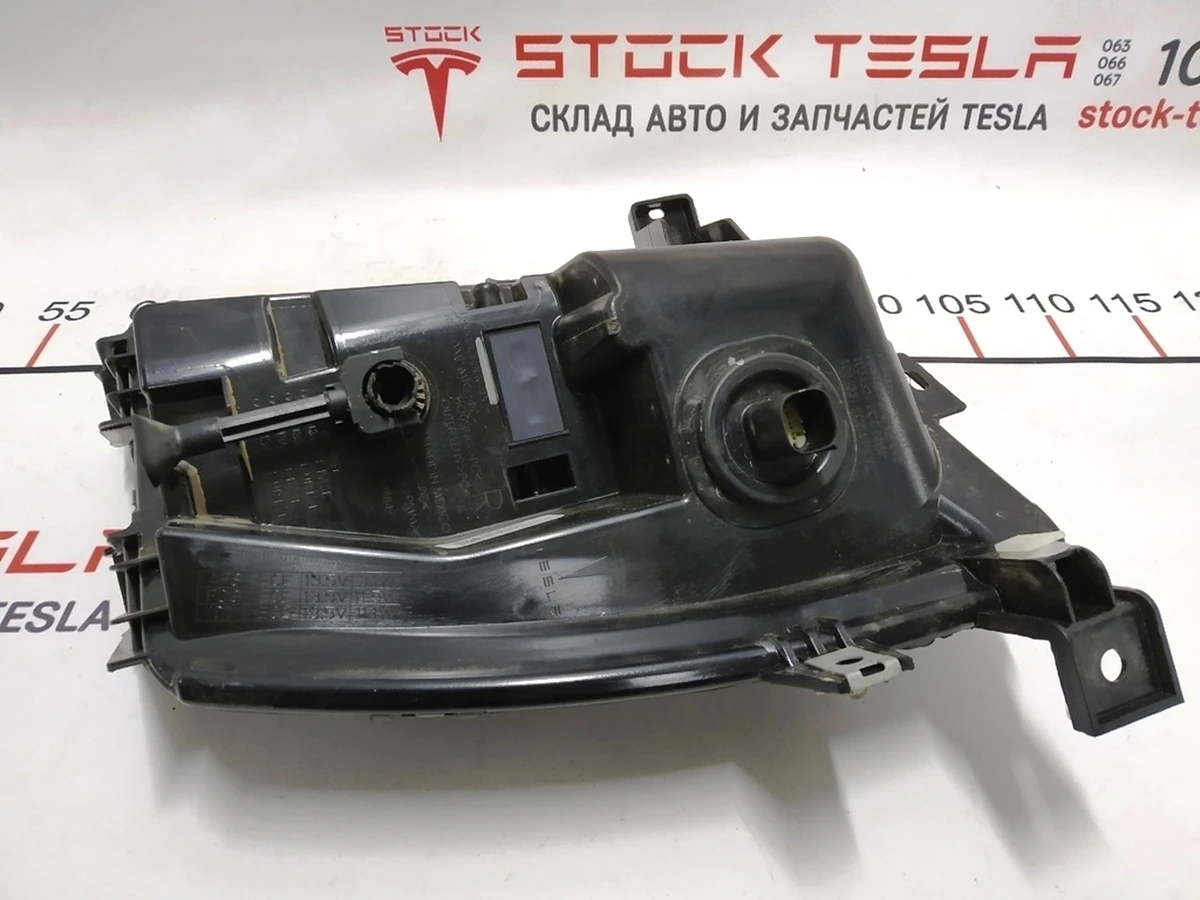 2 Фара противотуманная правая UP-LEVEL Tesla model X 1034327-00-C