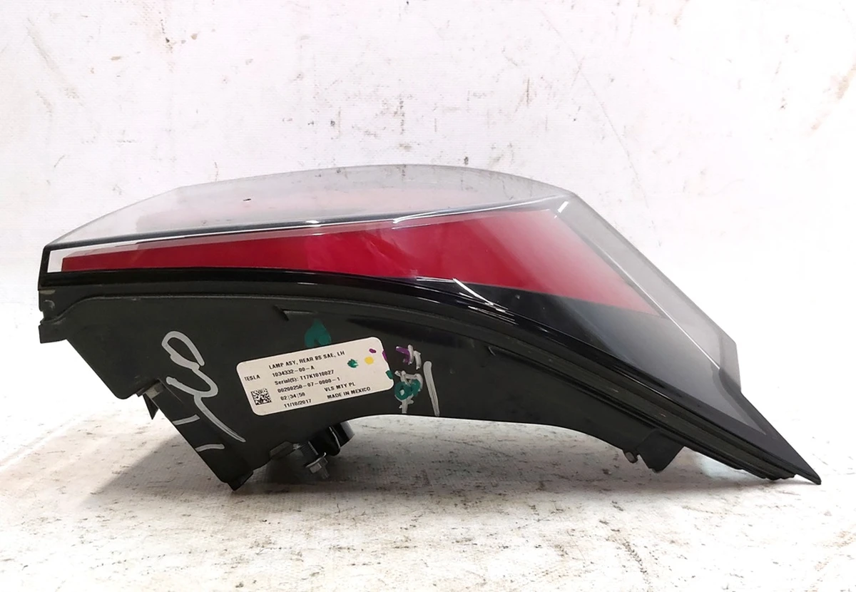 4 Ліхтар лівий зовнішній з пошкодженням Tesla model X 1034332-00-B