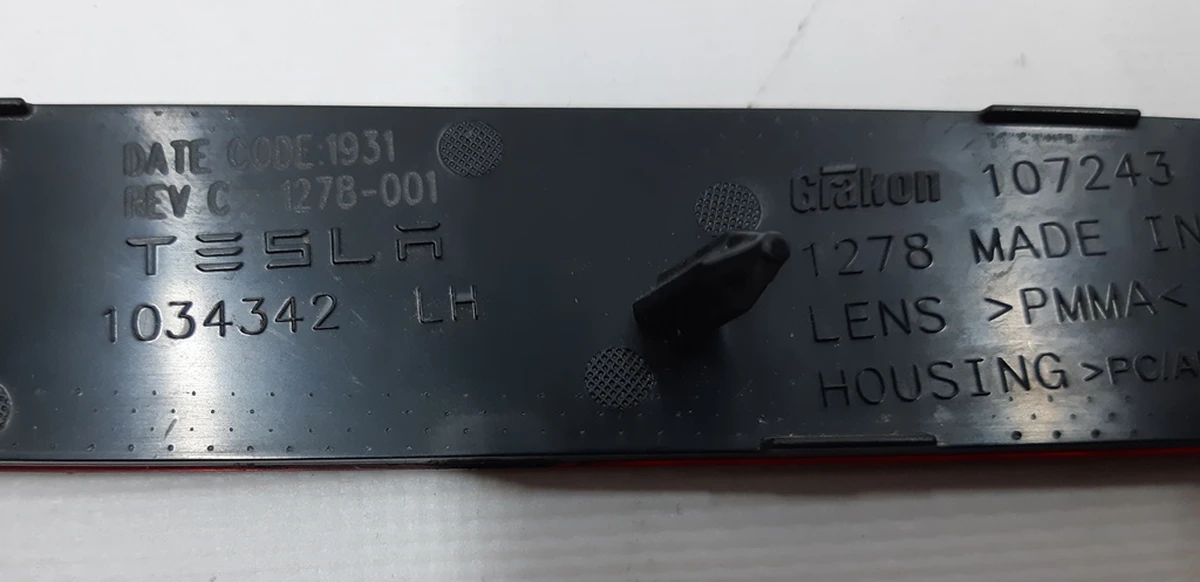 11 Відбивач заднього бампера лівий Tesla model X 1034342-00-C