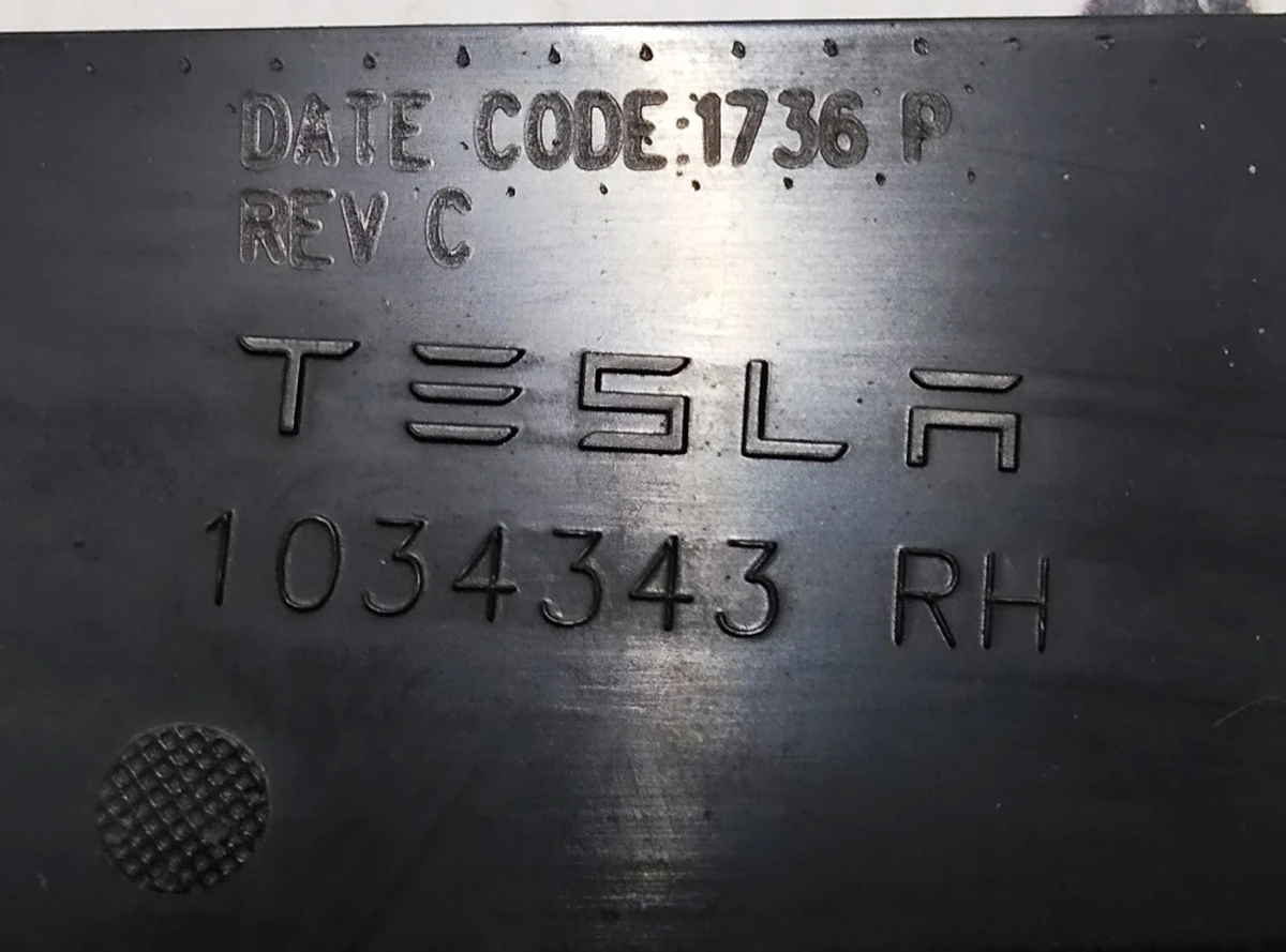 12 Відбивач заднього бампера правий Tesla model X 1034343-00-C