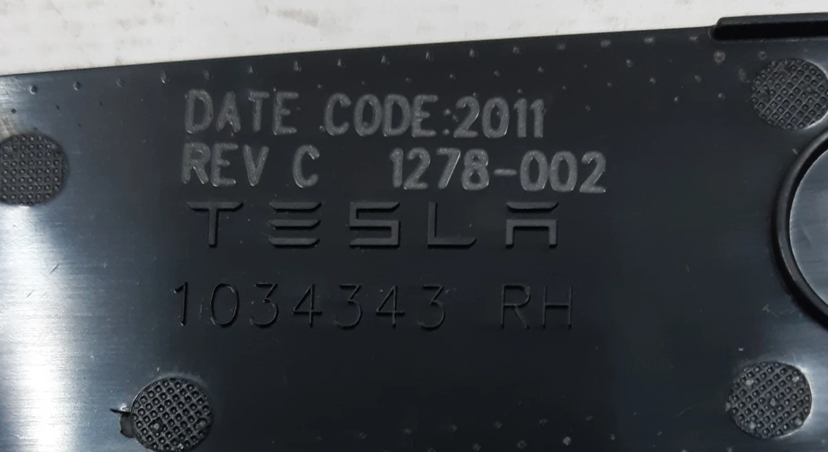 12 Rear bumper reflector right NEW Tesla model X 1034343-00-C