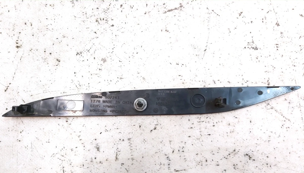 12 Отражатель заднего бампера правый с повреждением Tesla model X 1034343-00-C