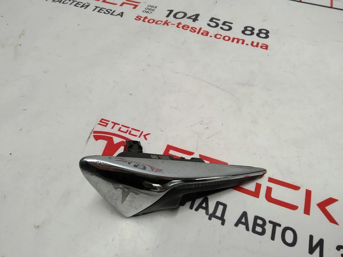 7 Повторювач повороту правий (камера) з пошкодженнями Tesla model S REST, Tesla model X 1034345-00-D