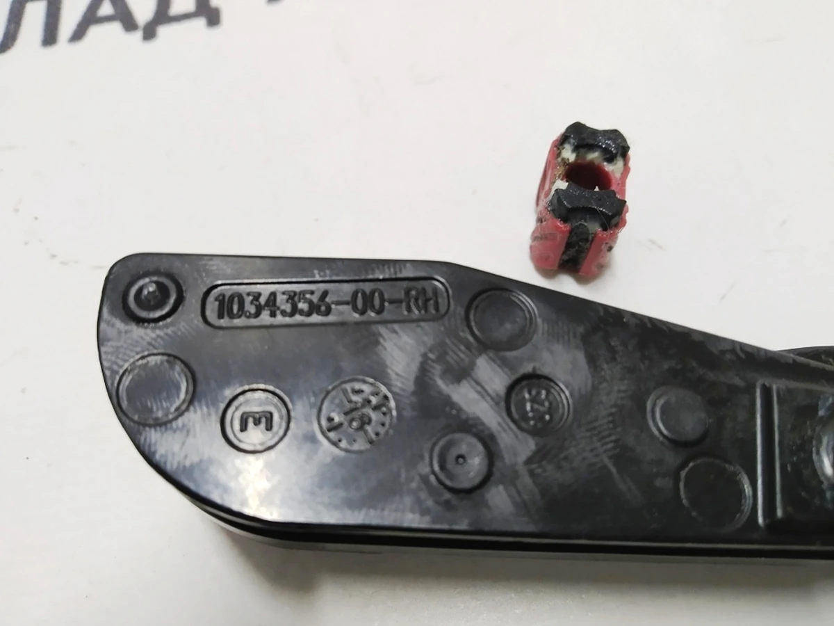 19 Hatch guide bracket rear right Tesla model S REST 1034356-00-E