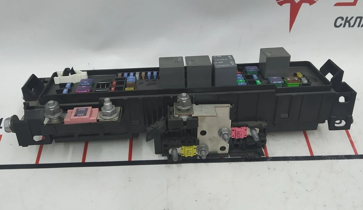 Блок электронных предохранителей подкапотных Tesla model S 1034405-00-D