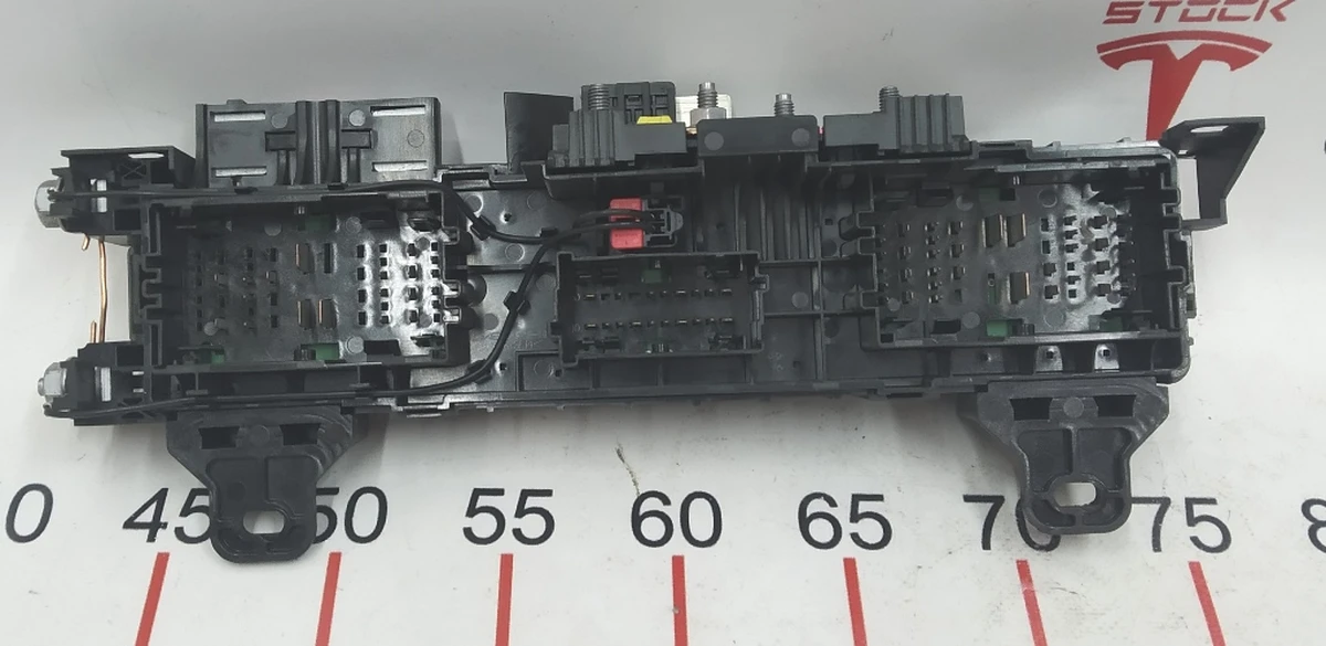 Блок электронных предохранителей подкапотных Tesla model S 1034405-00-D