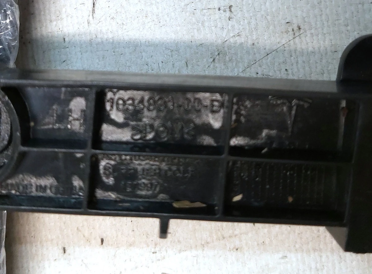 8 Кронштейн заднього бампера лівий Tesla Model X, Model X Mar 2021 1034829-00-D