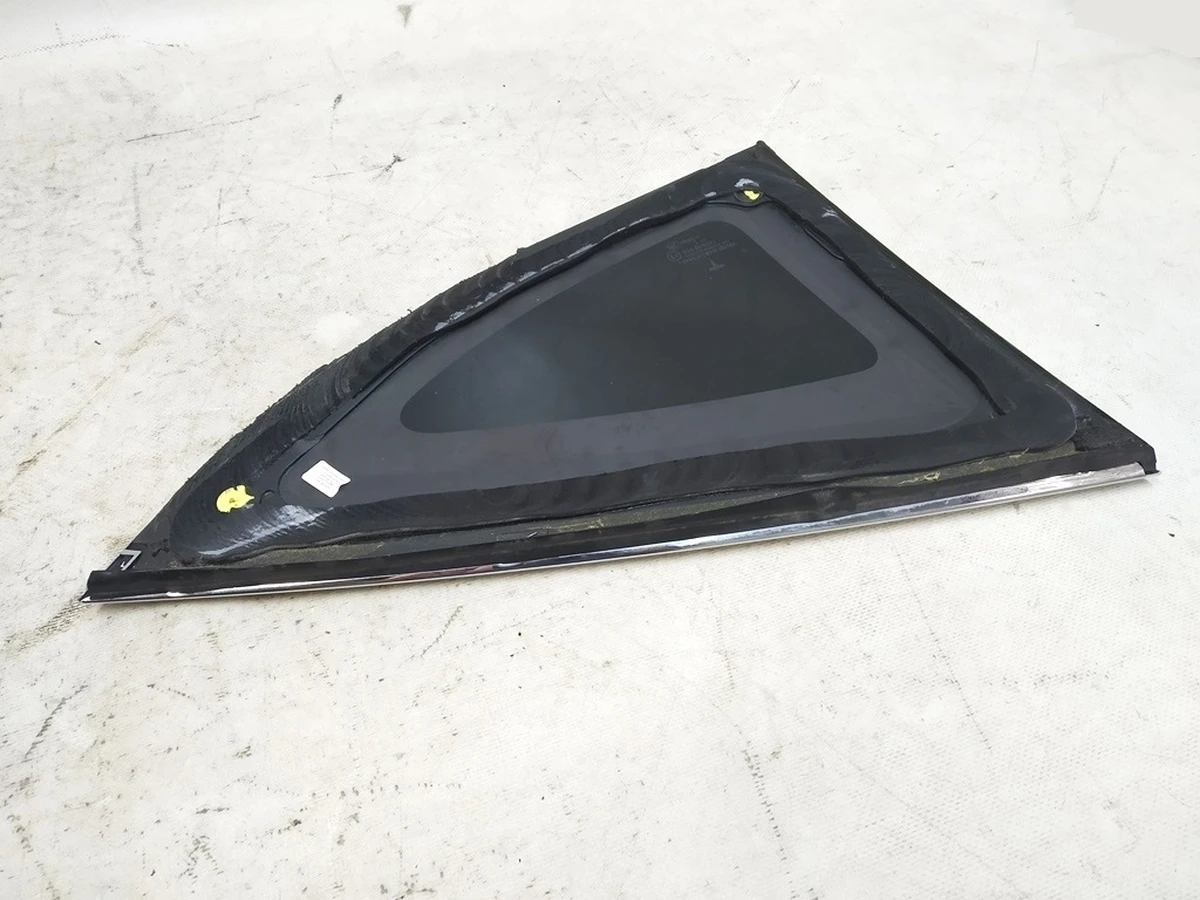 15 Стекло крыла заднего левого (форточка) с молдингом хром в сборе Tesla Model X 1034906-00-I