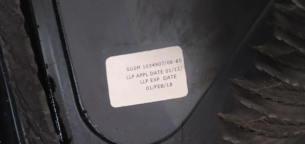 15 Стекло крыла заднего правого (форточка) с молдингом в сборе Tesla Model X 1034907-00-I