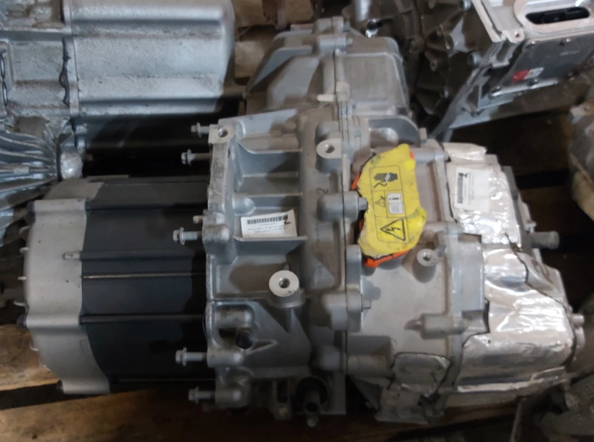 1 Мотор передній без теплообмінника та каструлі Tesla model S 1134783-00-J